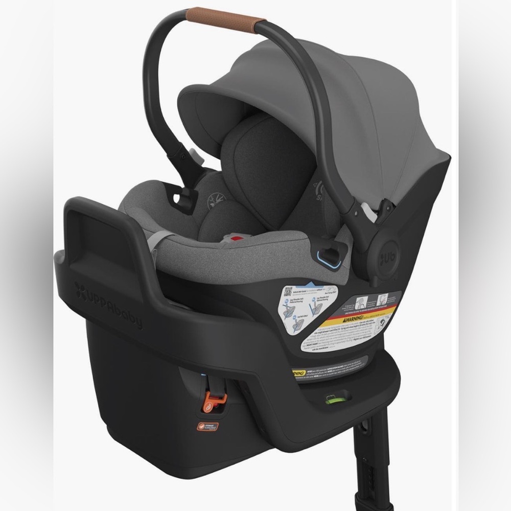 UPPAbaby Aria Car seat and one base in the color Jake